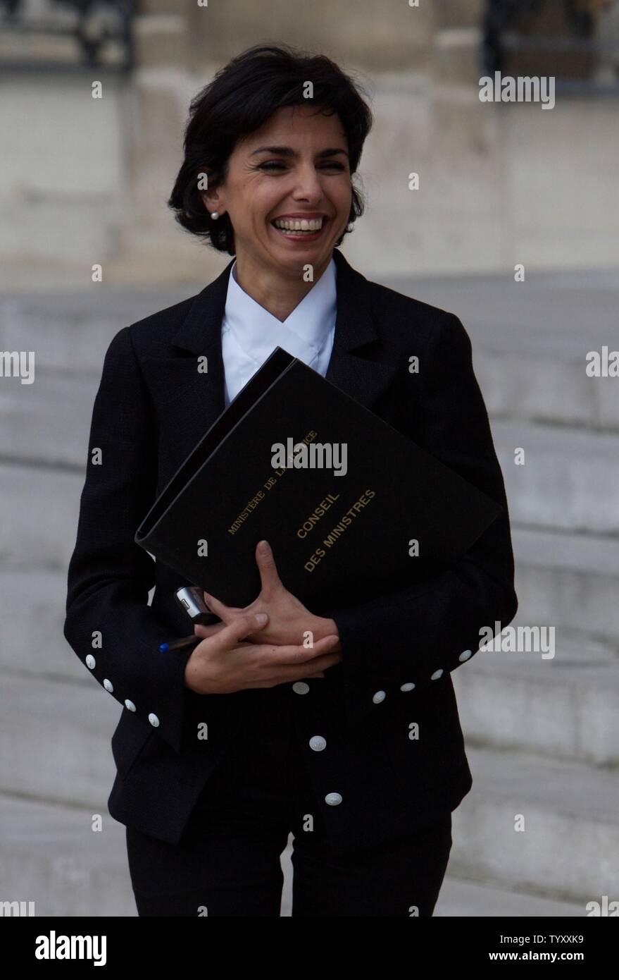 La Francia è il Ministro della giustizia Rachida Dati arriva all'Elysee Palace a frequentare il primo settimanale di riunione del gabinetto del nuovo governo chiamato a Parigi il 18 maggio 2007. (UPI foto/William Alix) Foto Stock