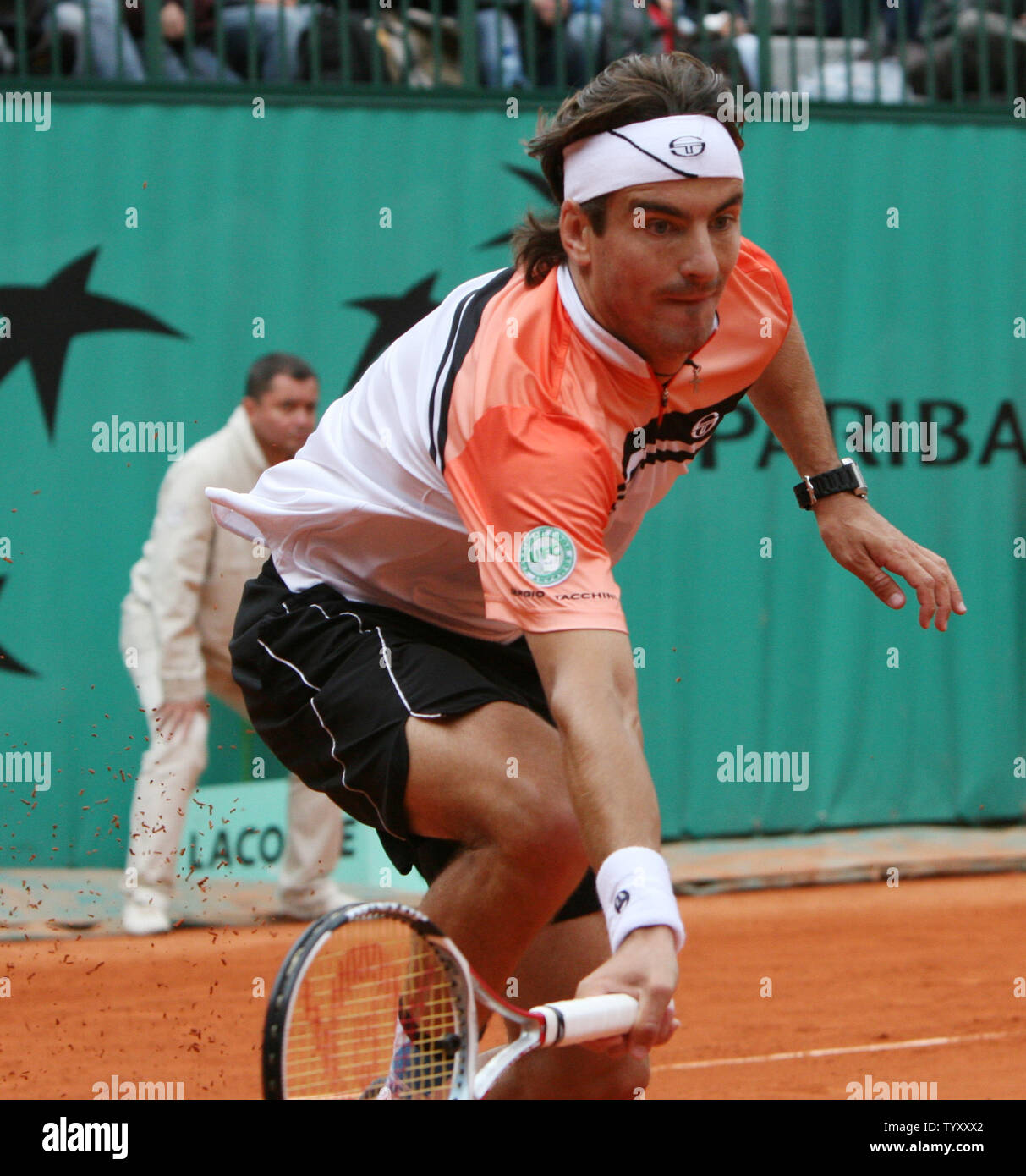 Lo spagnolo Tommy ROBREDO: risultati nei raggiunge per un diretti durante la sua prima partita contro argentino Roitman Sergio all'aperto francese al Roland Garros di Parigi il 28 maggio 2007. Robredo: risultati nei principali è stata la partita 6-3, 6-4, 2-1 quando la pioggia gioco sospeso per il giorno. (UPI Photo/ David Silpa) Foto Stock