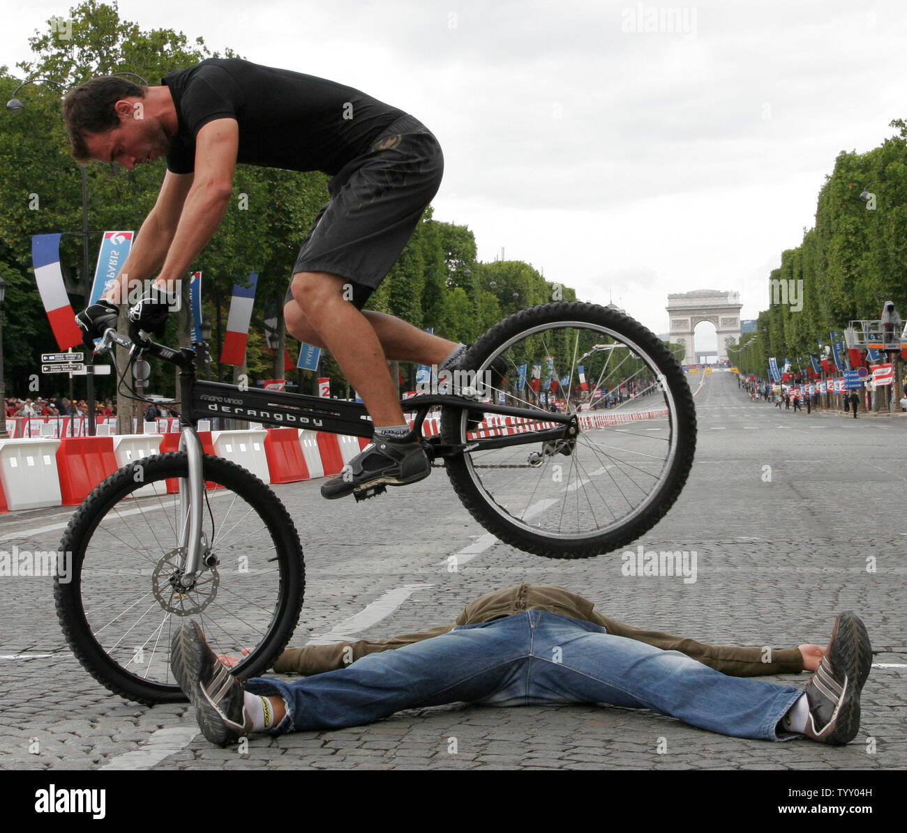 Prova francese mountain bike campione del mondo Marc Ursini esegue uno stunt lungo gli Champs Elysees prima della fase finale del Tour de France a Parigi il 29 luglio 2007. (UPI Photo/ David Silpa) Foto Stock