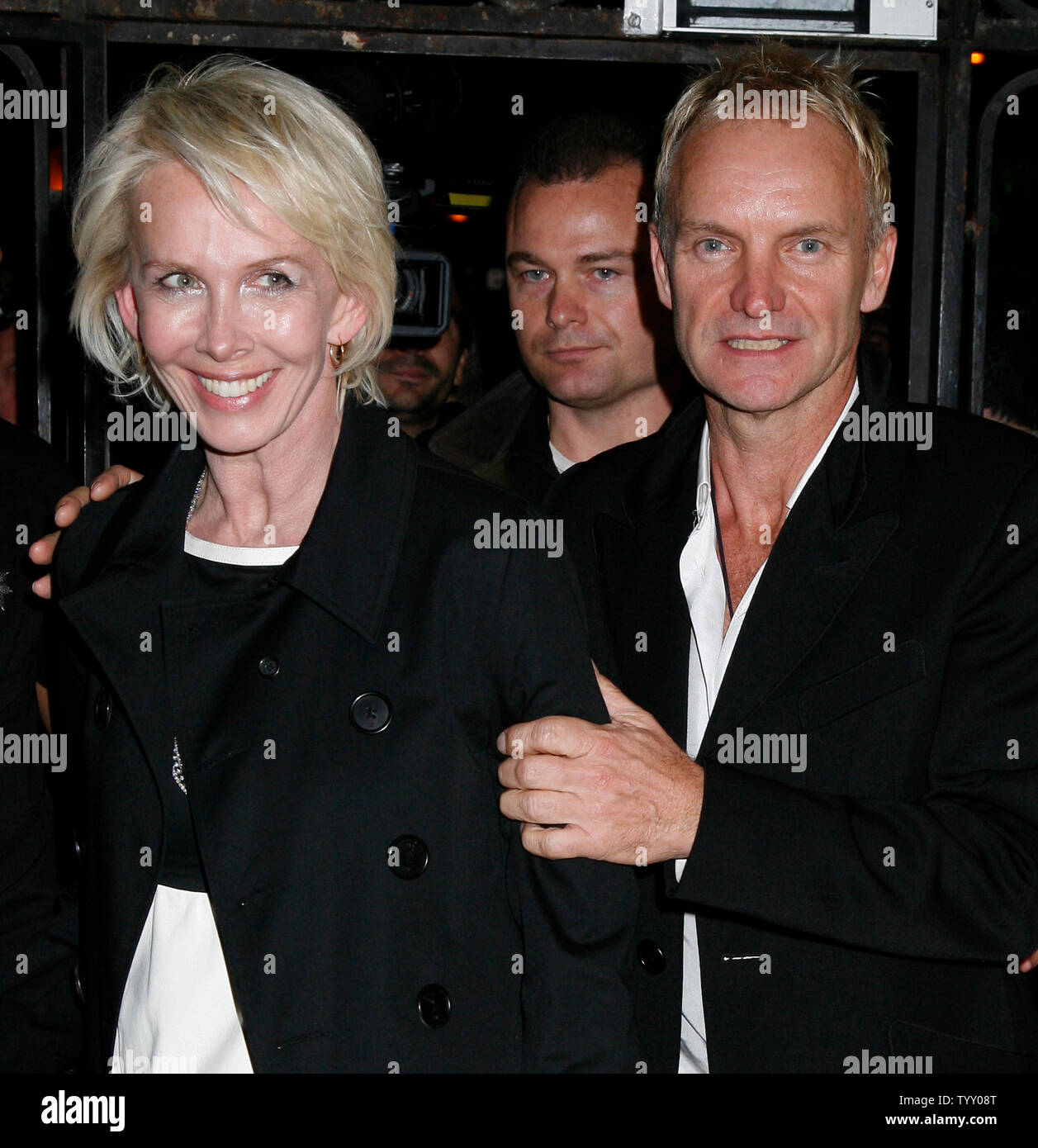Cantante Sting della banda "La polizia' e sua moglie Trudie Styler arrivare alla sala VIP lungo gli Champs Elysees dopo la band ha suonato in concerto a Parigi il 30 settembre 2007. (UPI foto/David Silpa) Foto Stock