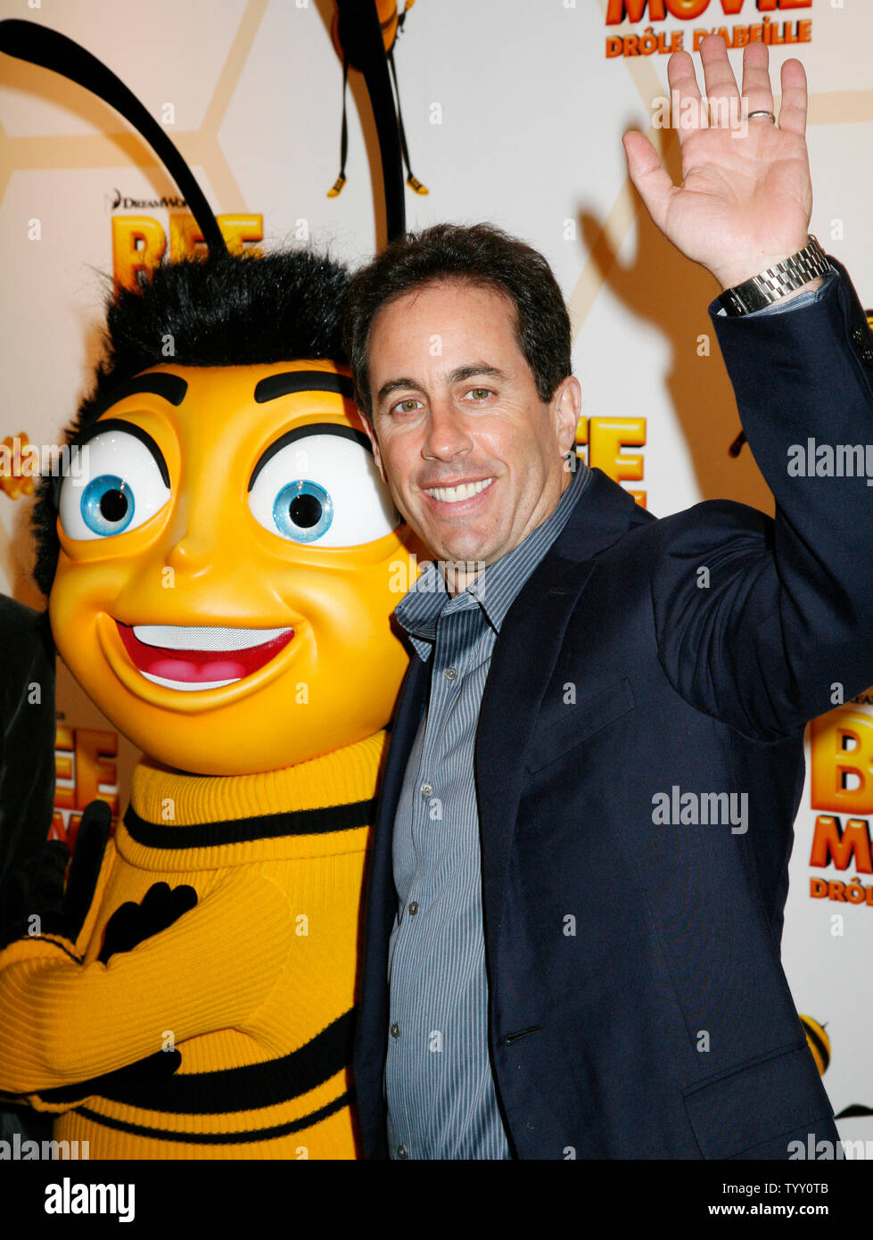 Comico Jerry Seinfeld arriva al francese premiere di 'Bee Movie" a Parigi il 2 dicembre 2007. (UPI foto/David Silpa) Foto Stock