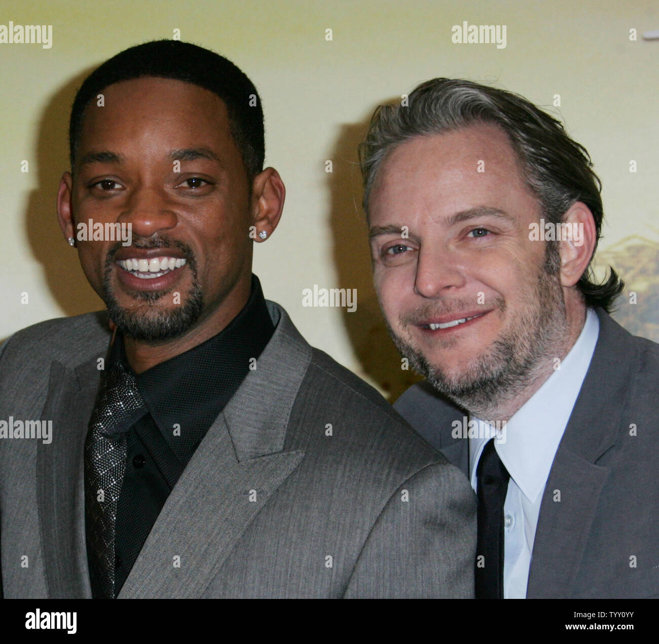 Attore Will Smith (L) e Direttore Francis Lawrence arrivare al francese premiere del loro film "Io sono leggenda" a Parigi il 17 dicembre 2007. (UPI foto/David Silpa) Foto Stock