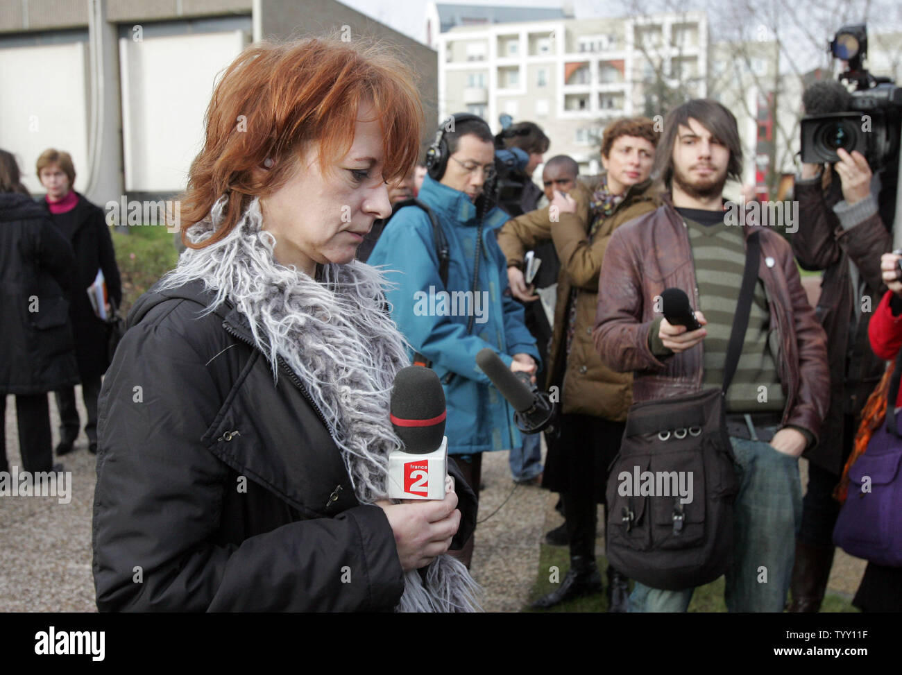 La moglie Alain Peligat, Christine, si prepara a parlare in diretta televisiva al Creteil courthouse, a ovest di Parigi, 14 gennaio 2008, durante il periodo di prova di sei francesi Zoe's Arca carità lavoratori condannati di rapimenti di bambini in Ciad. I pubblici ministeri francesi chiamato per la loro frase per essere tramandata per sei anni, dopo che un tribunale del Ciad ultimo mese li ha condannati a otto anni di duro lavoro per cercare di battere 103 bambini ciadiani illegalmente al di fuori del paese (UPI foto/Eco Clemente). Foto Stock