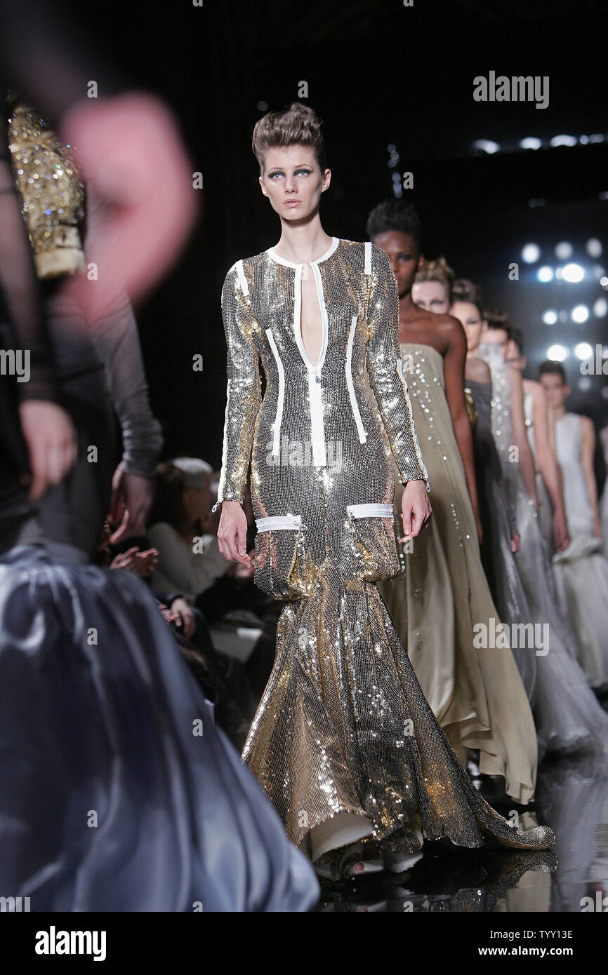 Modelli indossare abiti francese dalla stilista di moda Stephane Rolland al  termine della presentazione della sua primavera/estate 2008 collezione alta  moda a Parigi, 24 gennaio 2008. (UPI foto/Eco Clemente Foto stock - Alamy