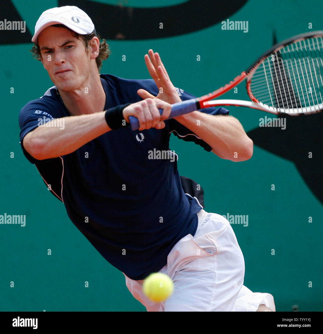 Andy Murray di Gran Bretagna colpisce un diretti durante il suo terzo round in abbinamento con lo spagnolo Nicolas ALMAGRO al French Open di tennis a Parigi il 30 maggio 2008. Il diciannovesimo-seeded Almagro sconvolto il decimo-seminate Murray in quattro gruppi di 6-3, 6-7, 6-3, 7-5. (UPI Photo/ David Silpa) Foto Stock