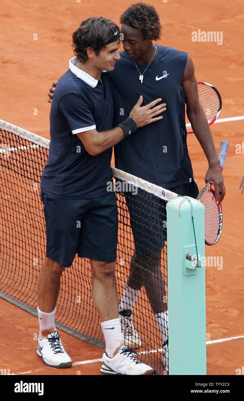 Top-seminate Roger Federer (L) della Svizzera e del francese Gael Monfils abbraccio alla fine della loro semi-finale corrisponde all'Open di Francia di tennis nel torneo di Parigi, 6 giugno 2008. Federer ha vinto 6-2, 5-7, 6-3, 7-5. (UPI foto/Eco Clemente) Foto Stock