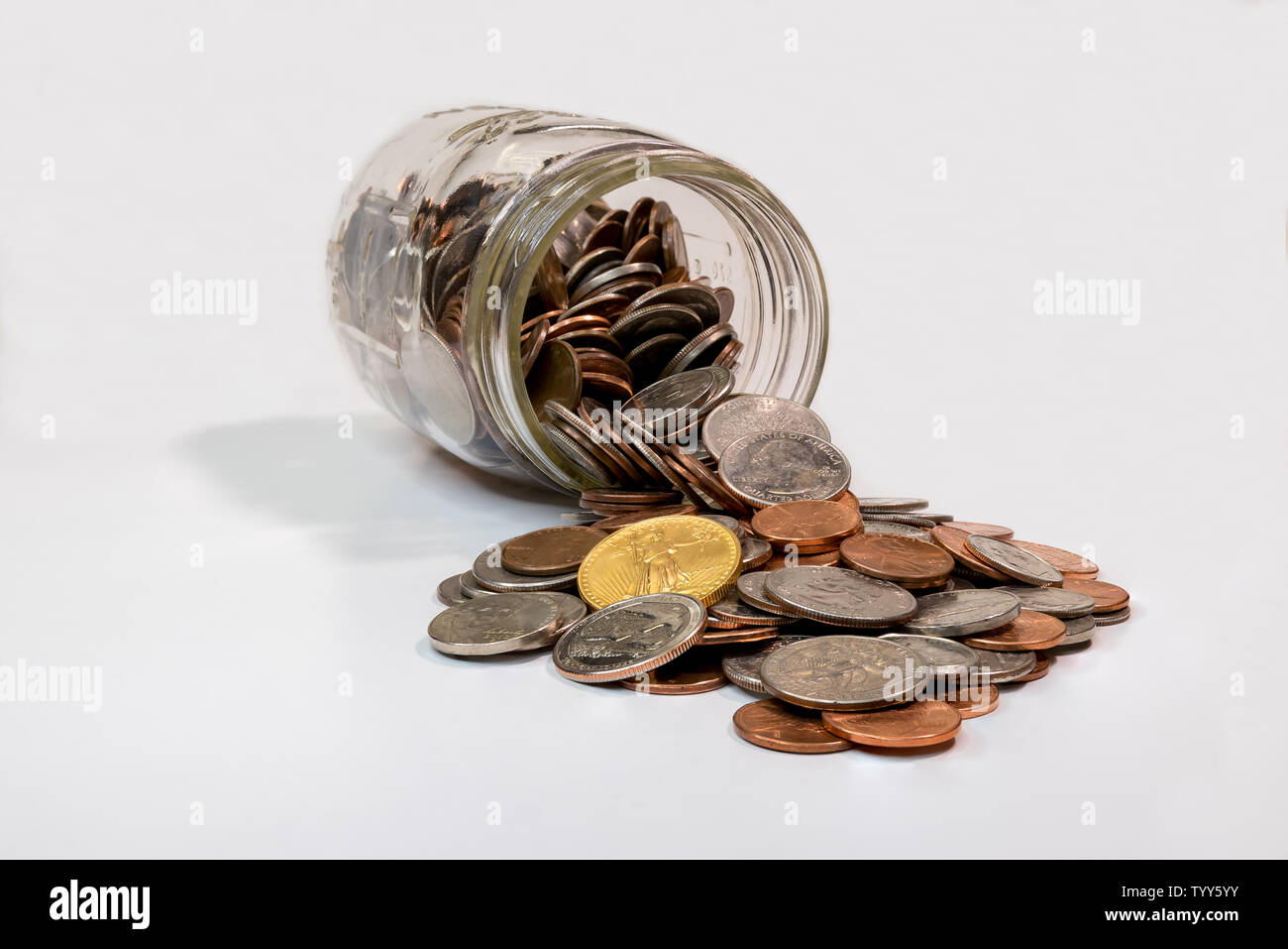 Cambiamento di ricambio jar posa sul suo lato con monete fuoriuscita Foto Stock
