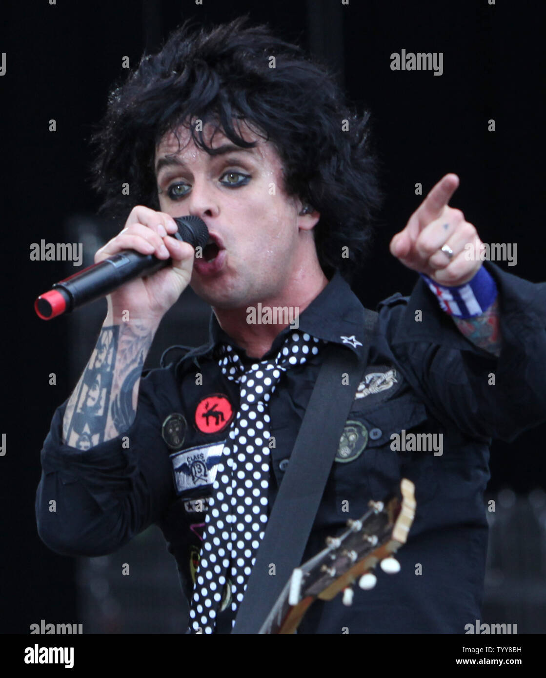 Cantante e chitarrista Billie Joe Armstrong dei Green Day esegue in  concerto presso il Parc des Princes a Parigi il 26 giugno 2010. UPI/David  Silpa Foto stock - Alamy