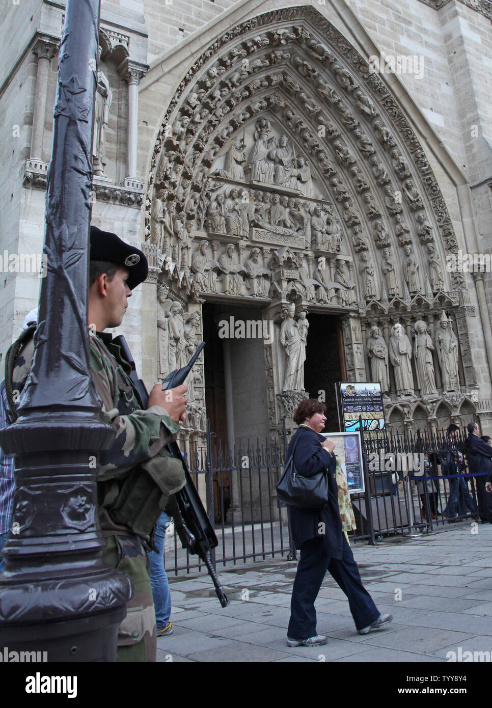 Un esercito francese funzionario di polizia pattuglia di fronte la Cattedrale di Notre Dame a Parigi il 4 ottobre 2010. La sicurezza è aumentata dal consigli di viaggio sono stati recentemente rilasciati dagli Stati Uniti Dipartimento di Stato, la Gran Bretagna e il Giappone segnalazione di potenziali minacce terroristiche da al-Qaeda nelle destinazioni turistiche e ai mezzi di trasporto pubblici. UPI/David Silpa Foto Stock