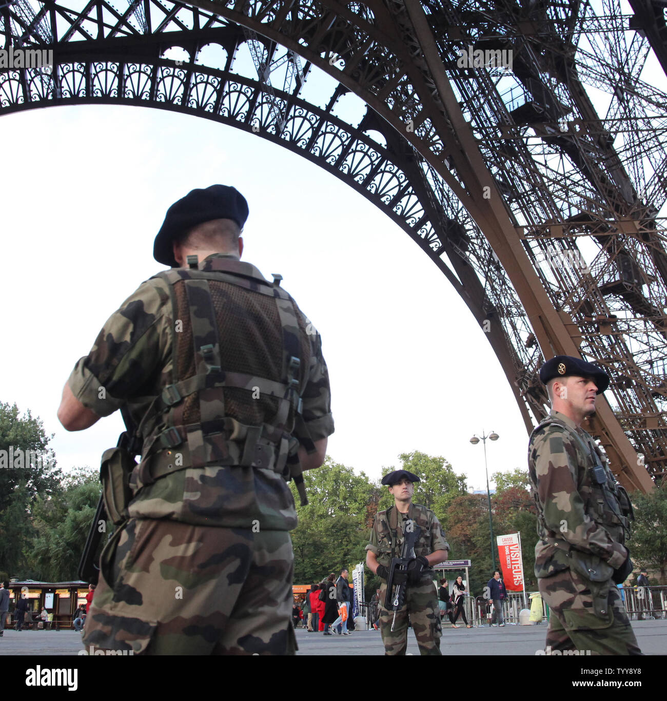 L esercito francese pattuglia di polizia la Torre Eiffel a Parigi il 4 ottobre 2010. La sicurezza è aumentata dal consigli di viaggio sono stati recentemente rilasciati dagli Stati Uniti Dipartimento di Stato, la Gran Bretagna e il Giappone segnalazione di potenziali minacce terroristiche da al-Qaeda nelle destinazioni turistiche e ai mezzi di trasporto pubblici. UPI/David Silpa Foto Stock
