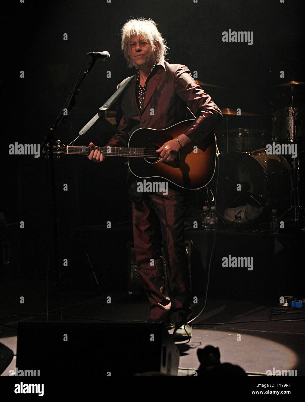 Bob Geldof esegue in concerto presso il Cafe de la Danse a Parigi il 6 maggio 2011. UPI/David Silpa Foto Stock