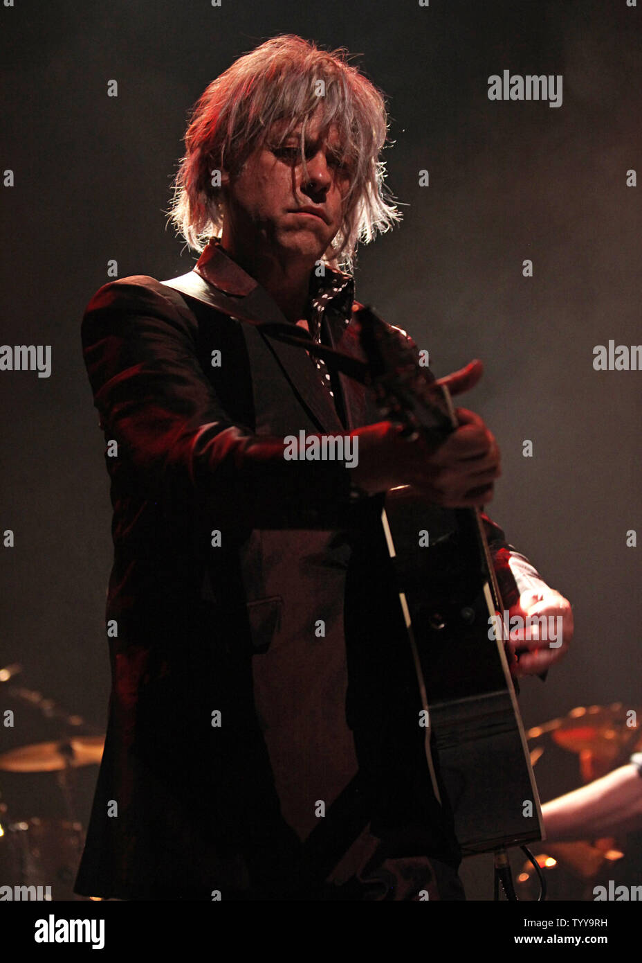 Bob Geldof esegue in concerto presso il Cafe de la Danse a Parigi il 6 maggio 2011. UPI/David Silpa Foto Stock