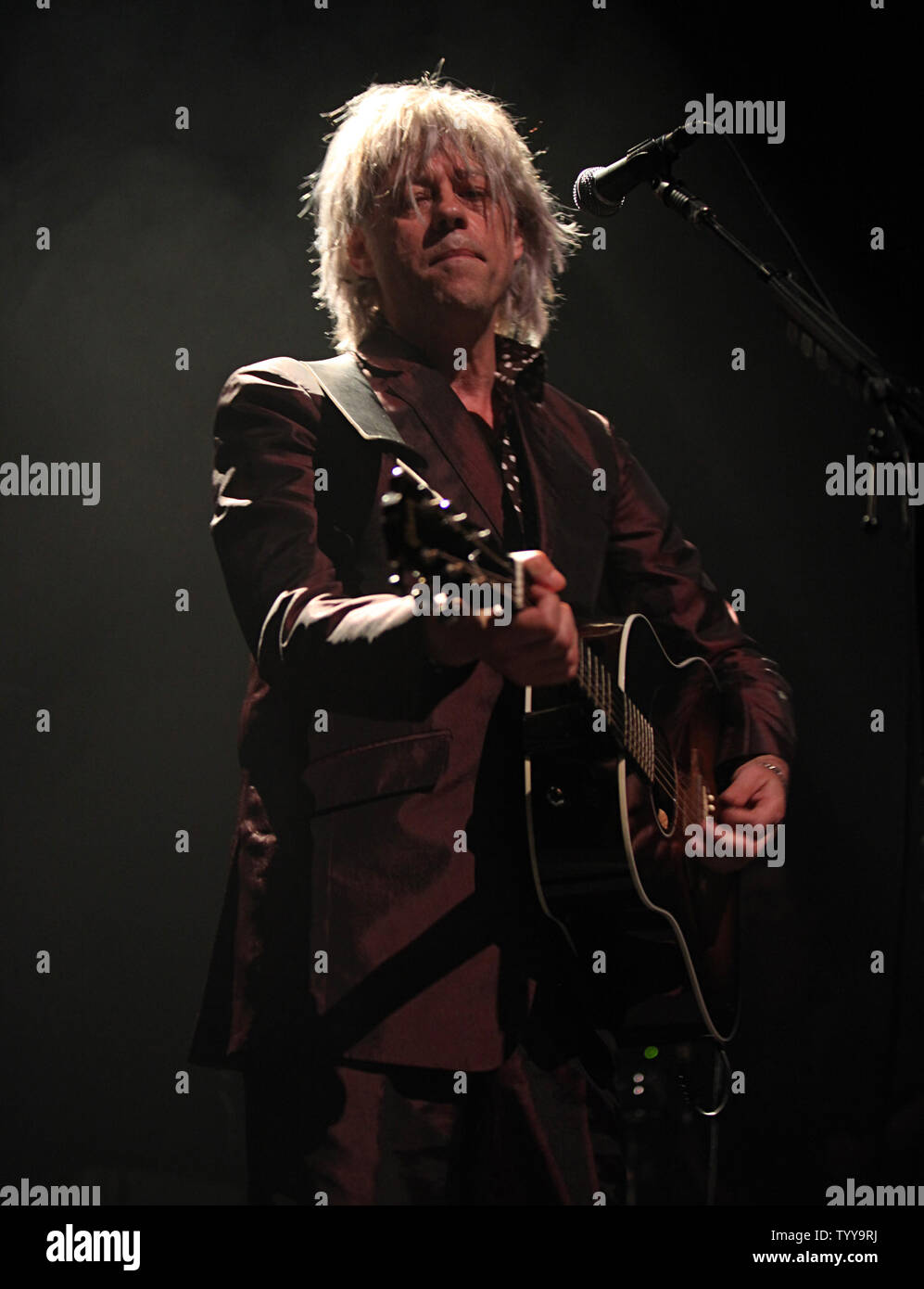 Bob Geldof esegue in concerto presso il Cafe de la Danse a Parigi il 6 maggio 2011. UPI/David Silpa Foto Stock