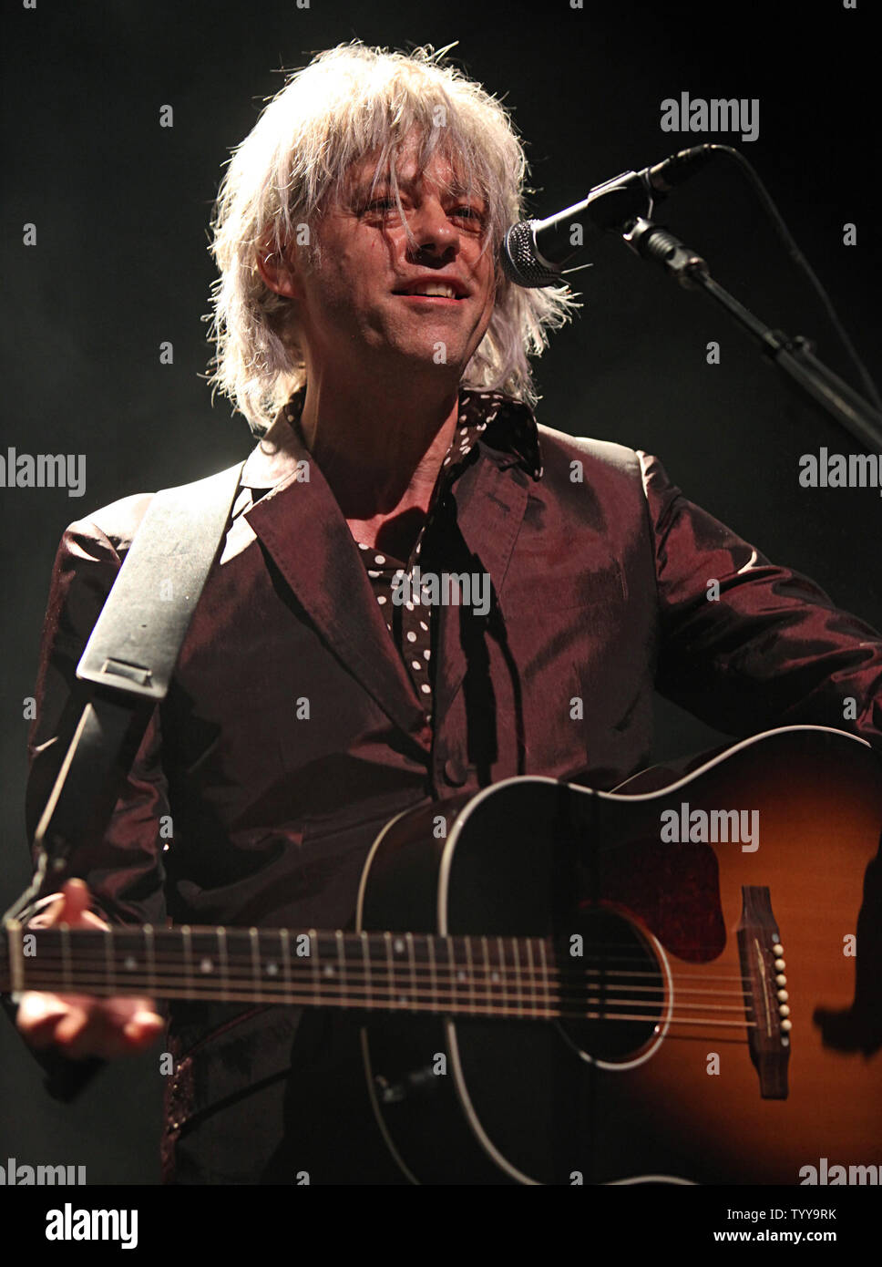 Bob Geldof esegue in concerto presso il Cafe de la Danse a Parigi il 6 maggio 2011. UPI/David Silpa Foto Stock