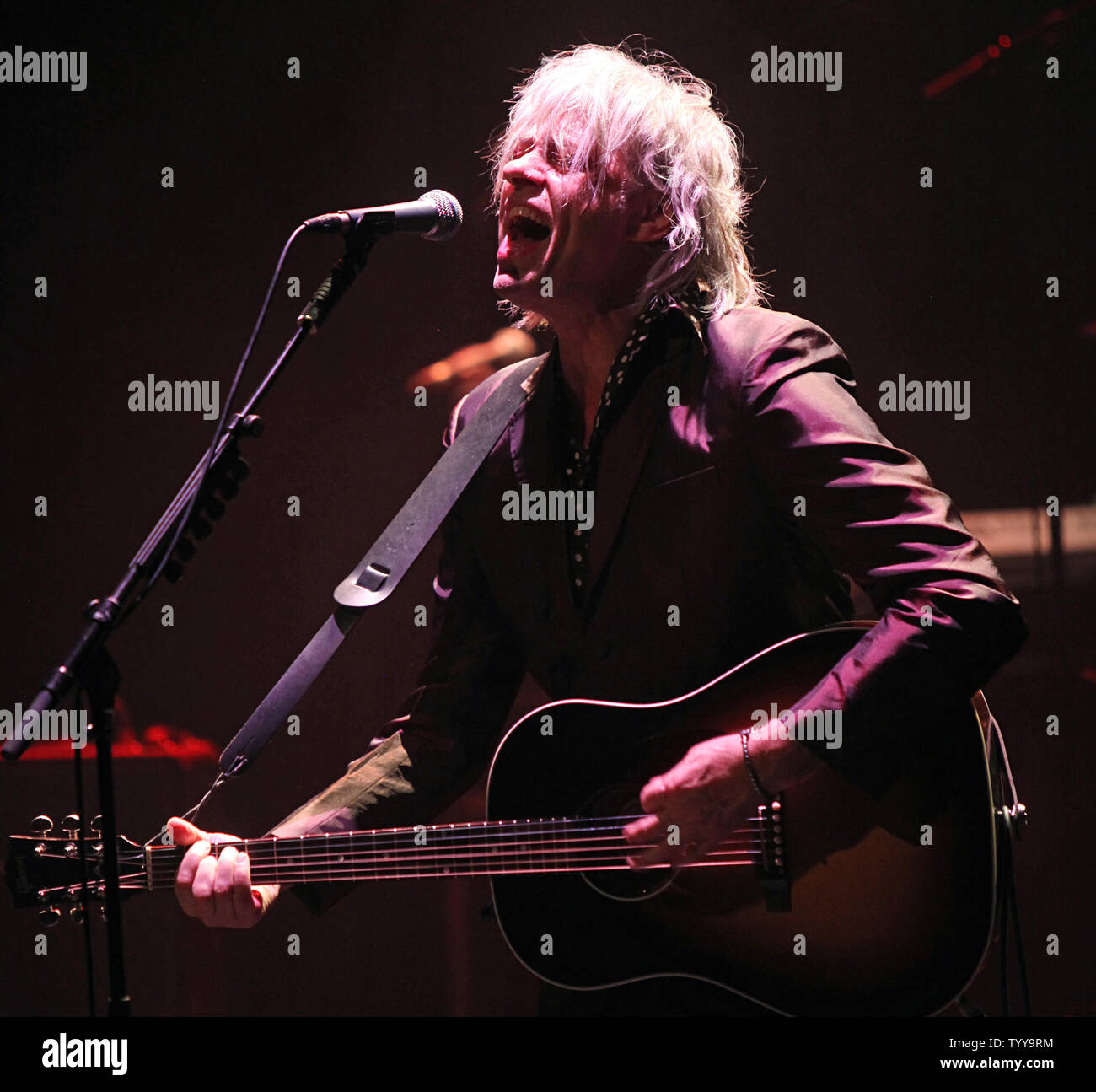 Bob Geldof esegue in concerto presso il Cafe de la Danse a Parigi il 6 maggio 2011. UPI/David Silpa Foto Stock