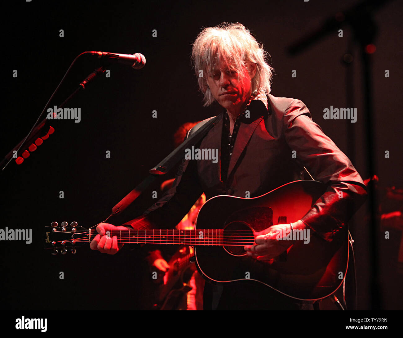Bob Geldof esegue in concerto presso il Cafe de la Danse a Parigi il 6 maggio 2011. UPI/David Silpa Foto Stock