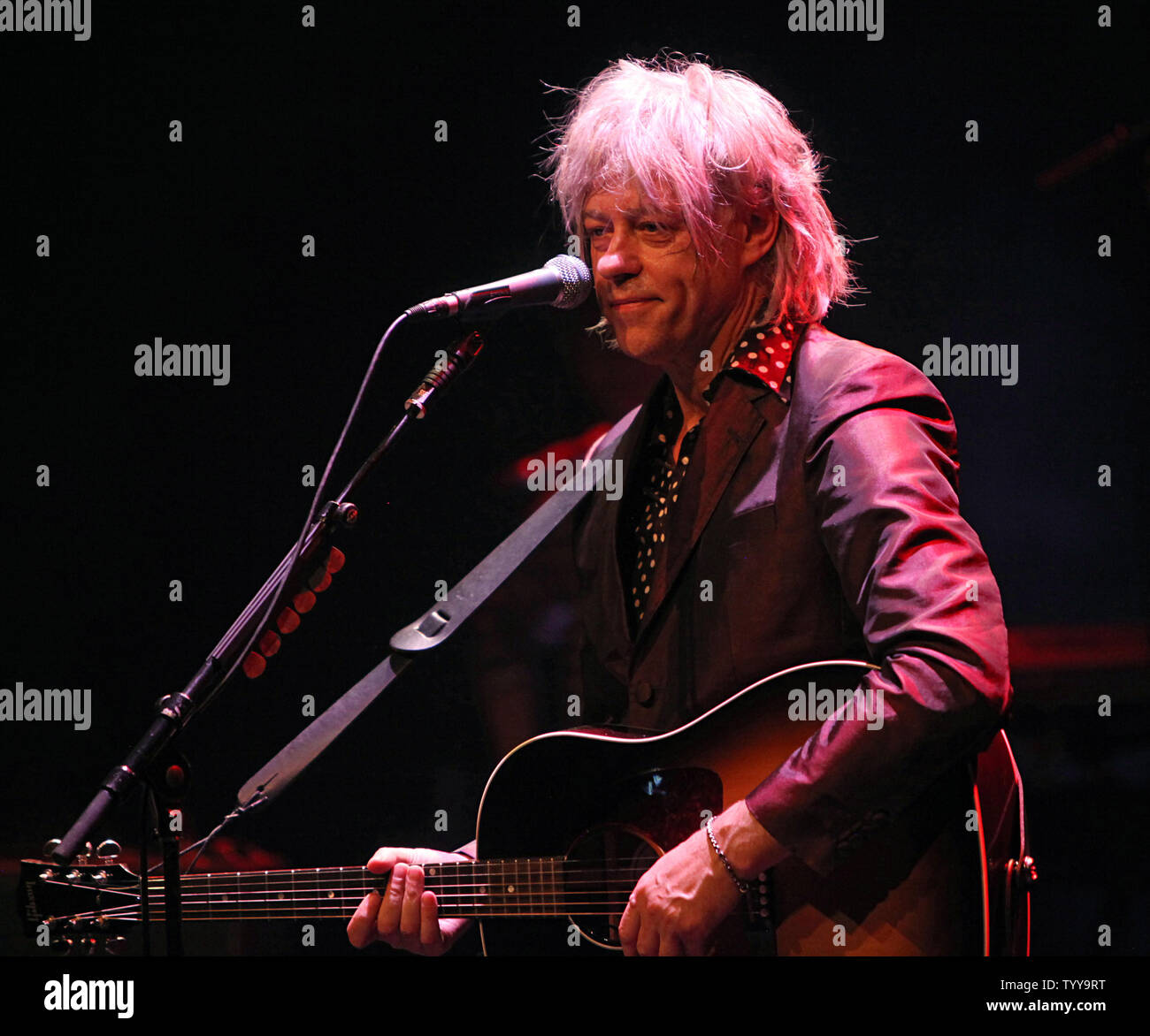 Bob Geldof esegue in concerto presso il Cafe de la Danse a Parigi il 6 maggio 2011. UPI/David Silpa Foto Stock