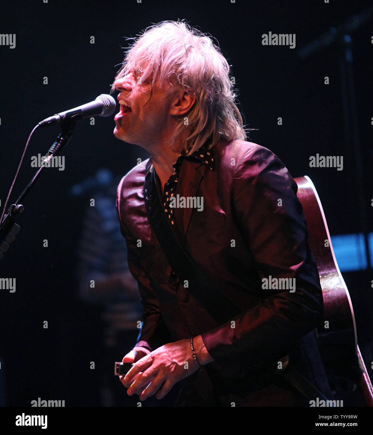 Bob Geldof esegue in concerto presso il Cafe de la Danse a Parigi il 6 maggio 2011. UPI/David Silpa Foto Stock