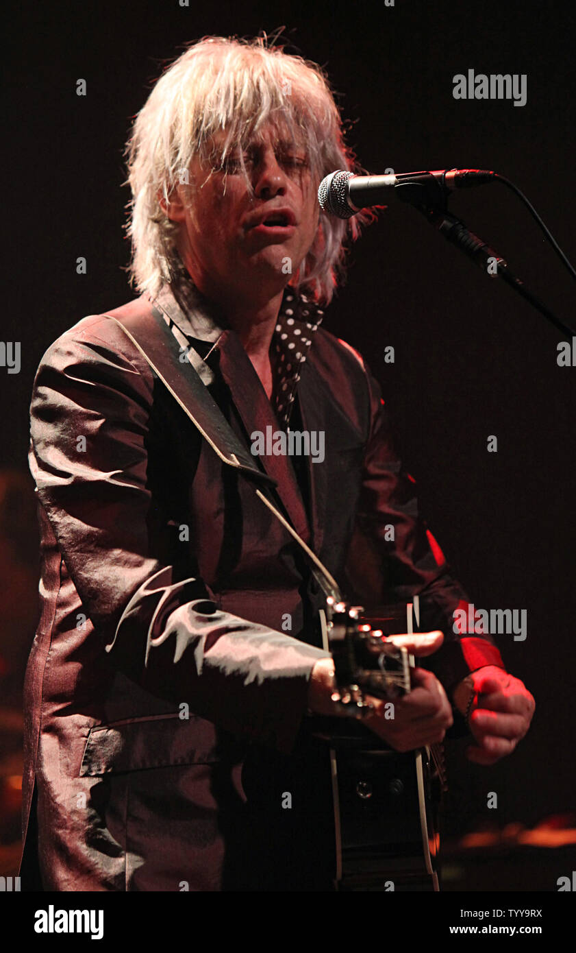 Bob Geldof esegue in concerto presso il Cafe de la Danse a Parigi il 6 maggio 2011. UPI/David Silpa Foto Stock