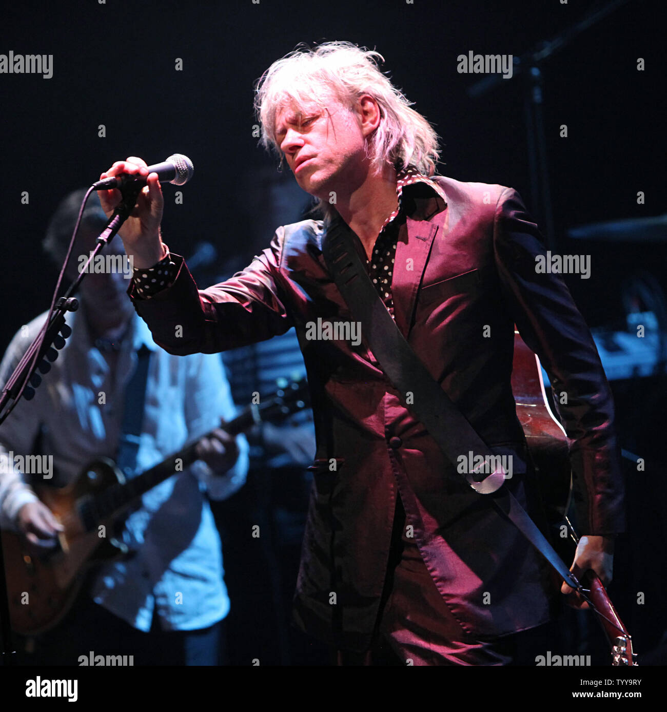 Bob Geldof esegue in concerto presso il Cafe de la Danse a Parigi il 6 maggio 2011. UPI/David Silpa Foto Stock