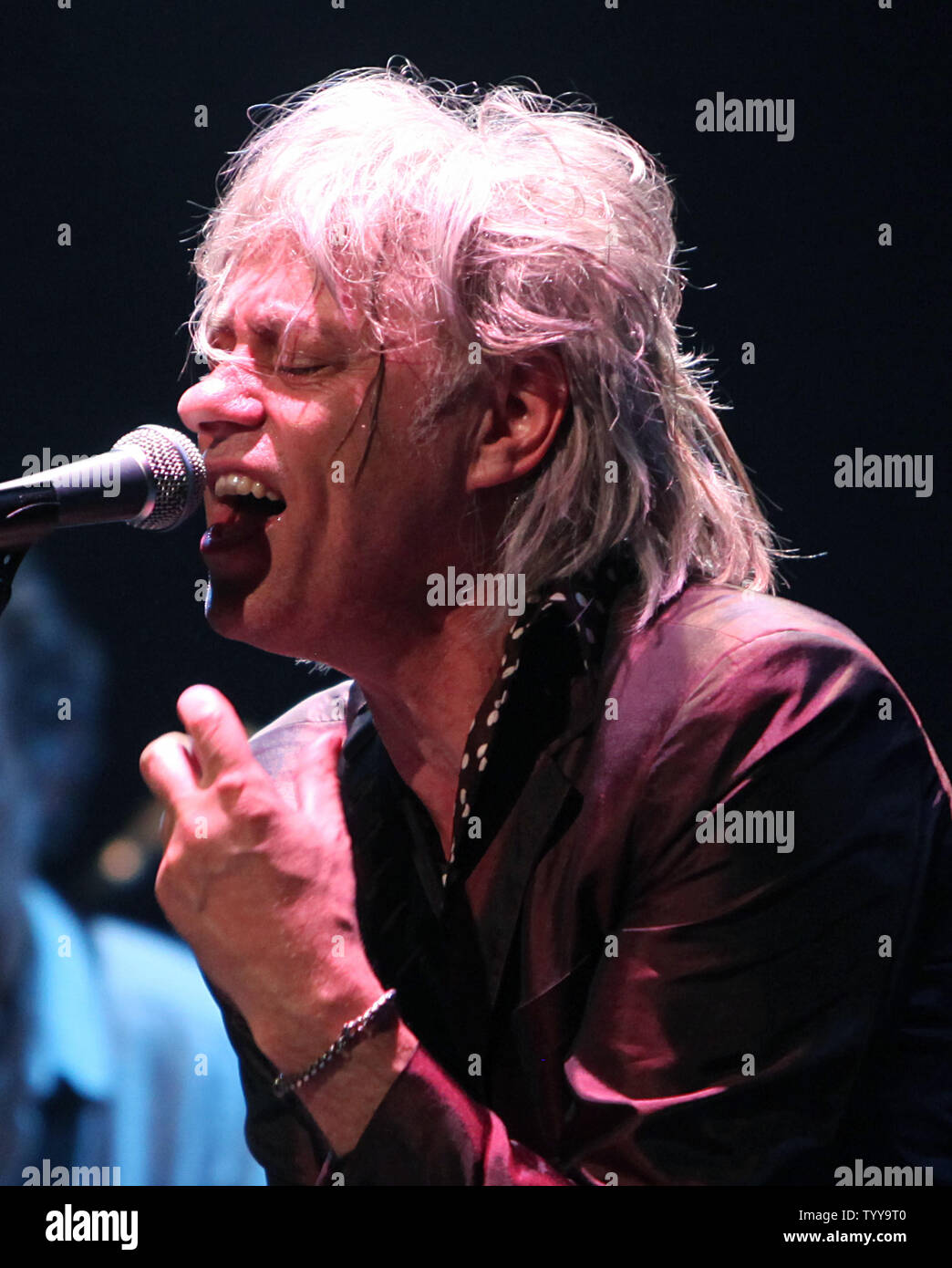 Bob Geldof esegue in concerto presso il Cafe de la Danse a Parigi il 6 maggio 2011. UPI/David Silpa Foto Stock