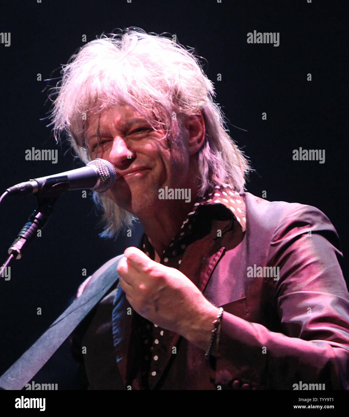 Bob Geldof esegue in concerto presso il Cafe de la Danse a Parigi il 6 maggio 2011. UPI/David Silpa Foto Stock