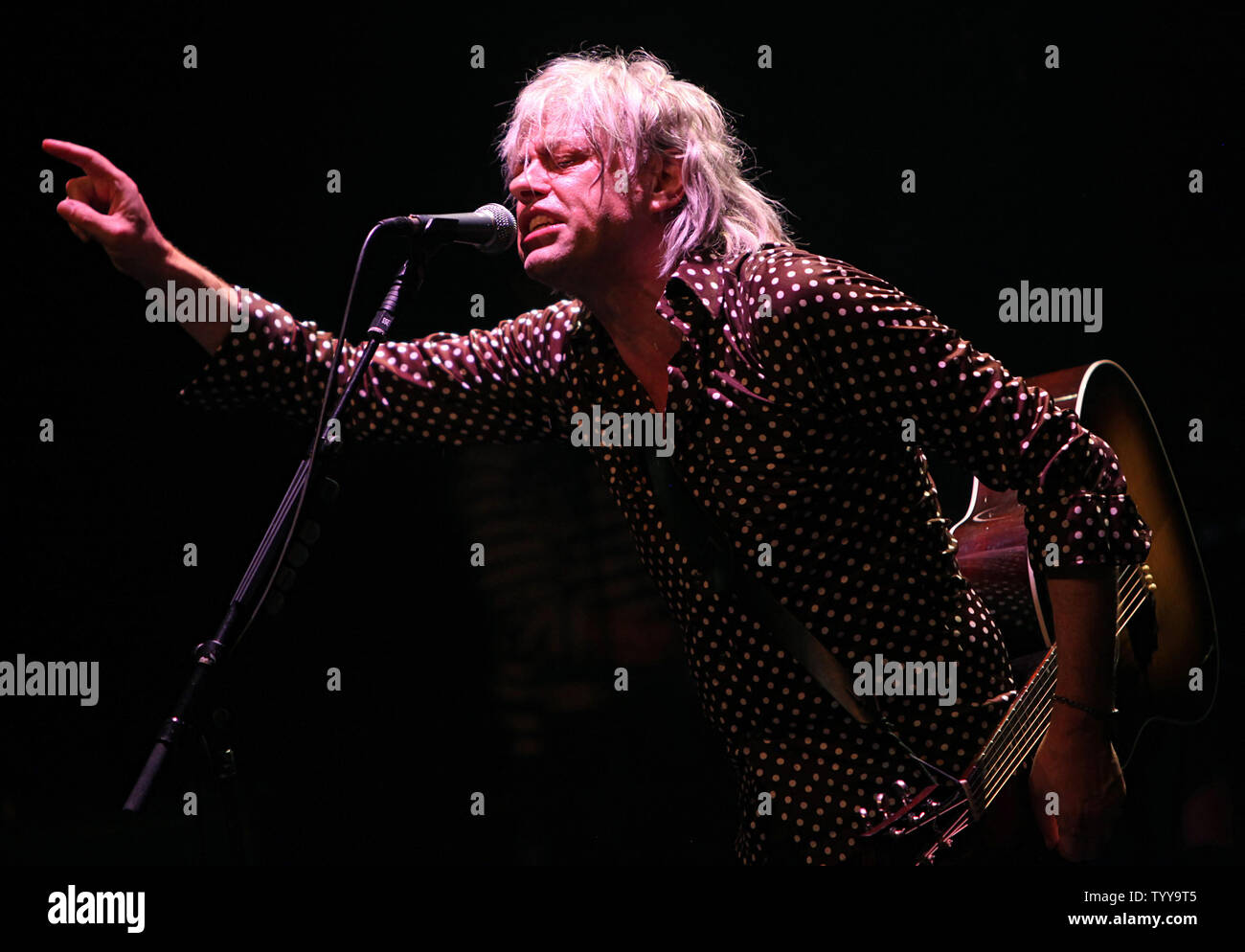 Bob Geldof esegue in concerto presso il Cafe de la Danse a Parigi il 6 maggio 2011. UPI/David Silpa Foto Stock