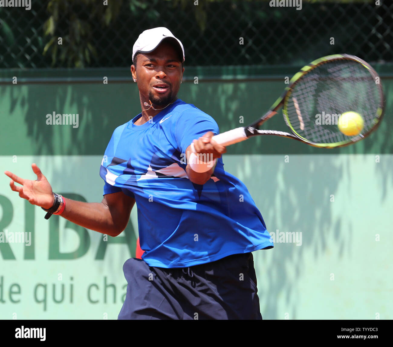 American Donald giovani colpisce un colpo durante il suo French Open mens match di primo turno contro il bulgaro Grigor Dimitrov al Roland Garros di Parigi il 29 maggio 2012. Dimitrov sconfitto giovani 7-6 (3), 6-1, 6-1 per avanzare al prossimo round. UPI/David Silpa Foto Stock