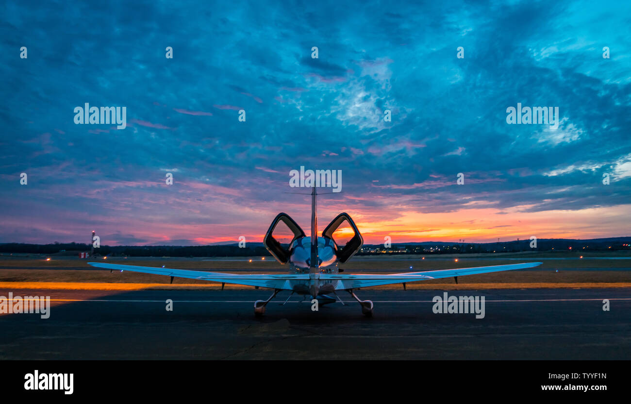 Un Cirrus Generation 5 SR22T piano poggia sulla pista di Leesburg Executive Airport al tramonto in Leesburg, Virgina, STATI UNITI D'AMERICA. Foto Stock