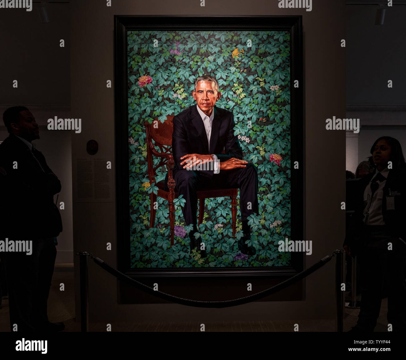 Le protezioni in stand by Kehinde Wiley il ritratto del Presidente Barack Obama nella National Portrait Gallery, Washington, DC, Stati Uniti d'America. Foto Stock