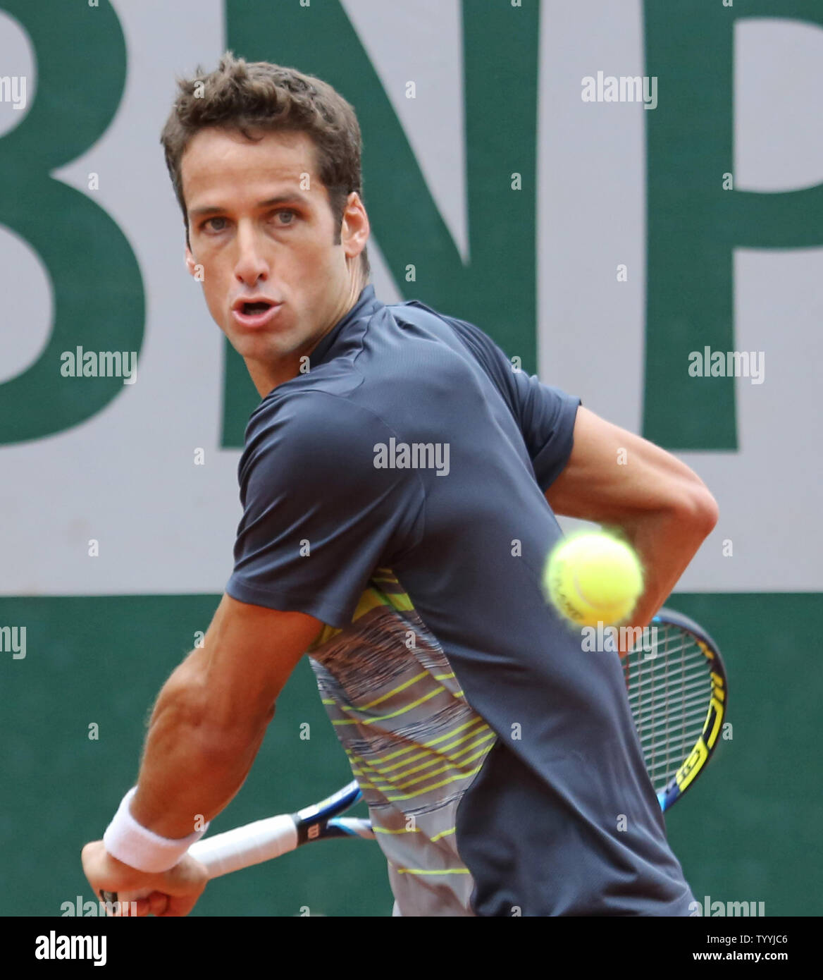 Felipe Lopez di Spagna colpisce un colpo durante il suo francese Open Uomini della seconda partita contro l'americano Donald giovani al Roland Garros di Parigi il 29 maggio 2014. Giovani sconfitto Lopez 6-3, 7-6 (1), 6-3 per avanzare alla terza rotonda. UPI/David Silpa Foto Stock