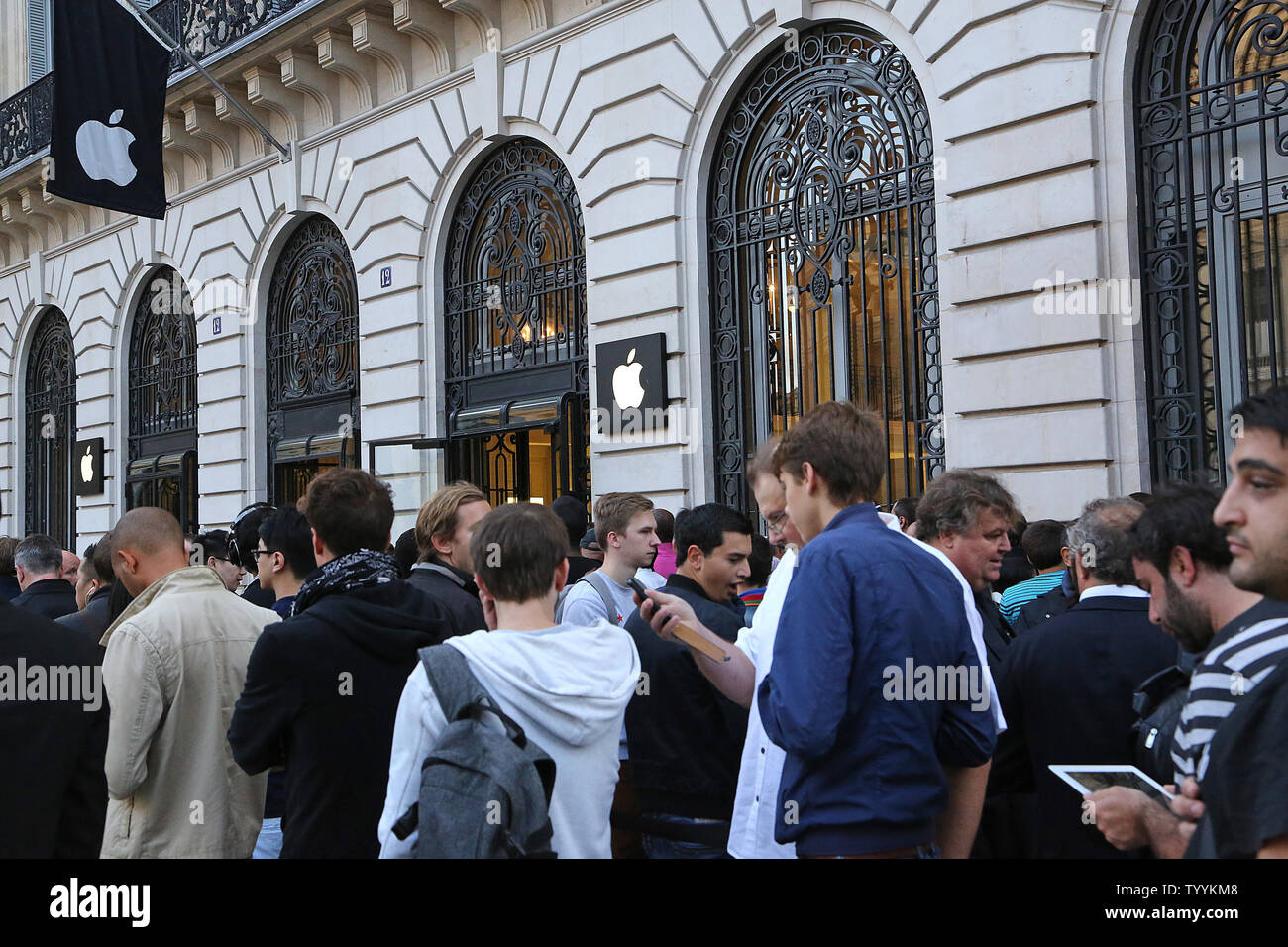 I clienti linea fino nella parte anteriore del negozio Apple Store vicino a Place de l'opera prima del rilascio della prossima generazione di iPhone 6 i modelli oggi a Parigi il 19 settembre 2014. L'iPhone 6 e il più grande iPhone 6 Plus offrono una migliore messa a fuoco automatica della telecamera, una maggiore capacità di memorizzazione e NFC Apple paga portafoglio mobile. UPI/David Silpa Foto Stock