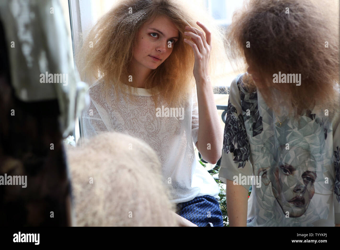 Modelli attendono dietro le quinte per l'inizio della presentazione del danese designer di moda Anne Sophie Madsen della collezione per la primavera-estate 2015 Pronto Moda settimana a Parigi, il 26 settembre 2014. UPI/Maya Vidon-White Foto Stock