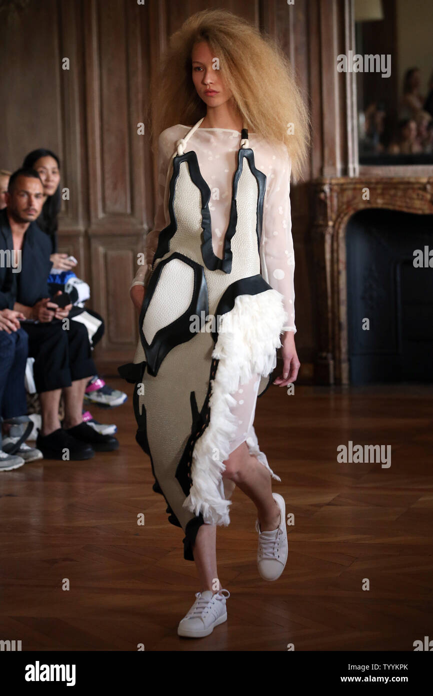 Un modello che prende per la passerella durante la presentazione del danese designer di moda Anne Sophie Madsen della collezione per la primavera-estate 2015 Pronto Moda settimana a Parigi, il 26 settembre 2014. UPI/Maya Vidon-White Foto Stock