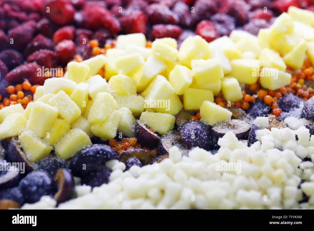 Un assortimento di congelati frutti e bacche. Messa a fuoco selettiva. Foto Stock