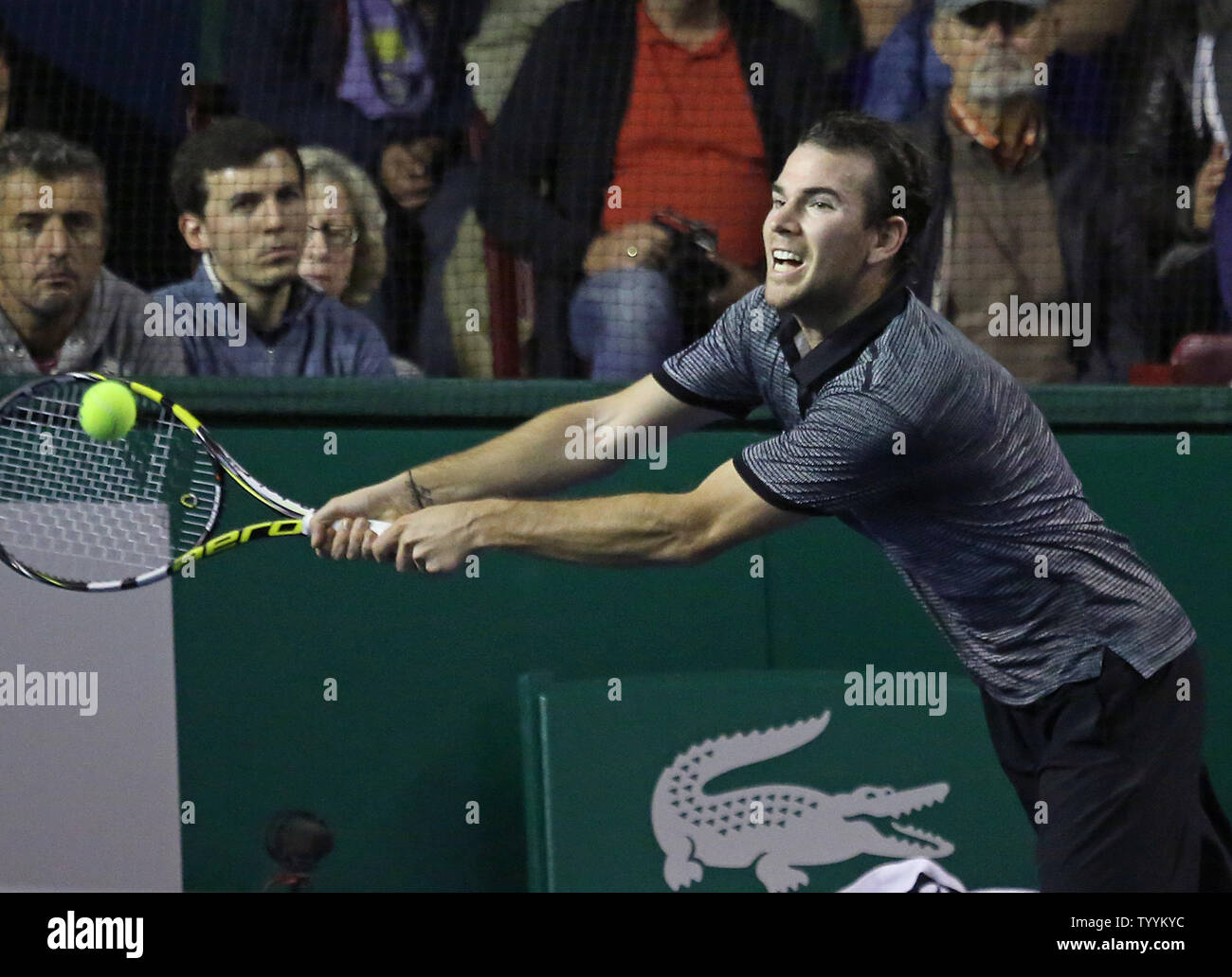 Adrian Mannarino della Francia colpisce un colpo durante il suo BNP Paribas Masters match di primo turno contro Pierre-Hugues Herbert di Francia a Parigi il 27 ottobre 2014. Mannarino sconfitto Herbert 7-6(3), 6-3 per avanzare al secondo turno. UPI/David Silpa Foto Stock