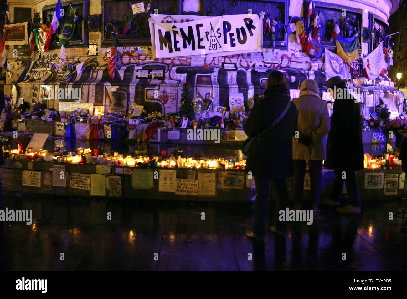 La gente paga omaggio alle vittime del gennaio scorso attacchi a Piazza della Repubblica a Parigi, in Francia, il 10 gennaio 2016, la marcatura di un anno anniversario della serie di tiro contro Charlie Hebdo giornale settimanale e la Hyper Casher drogheria che rivendicato 17 vive. Foto di Maya Vidon-White/UPI Foto Stock