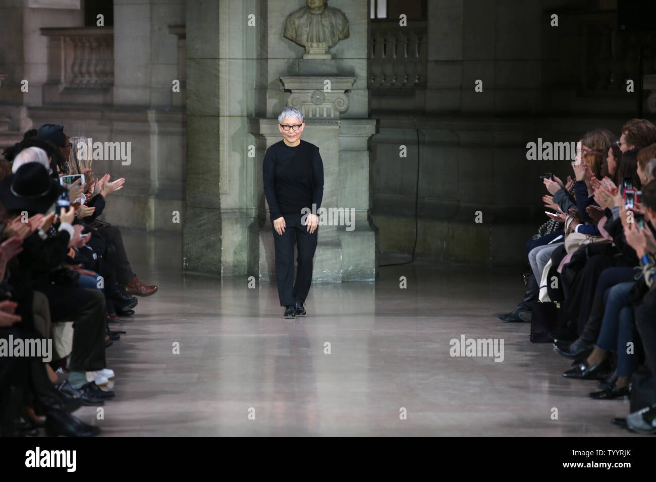 Il coreano designer di moda giovane Moon hee saluta il pubblico al termine della presentazione della sua collezione come parte dell'Autunno-Inverno 2016-2017 della settimana della moda a Parigi il 9 marzo 2016. Foto di Maya Vidon-White/UPI Foto Stock