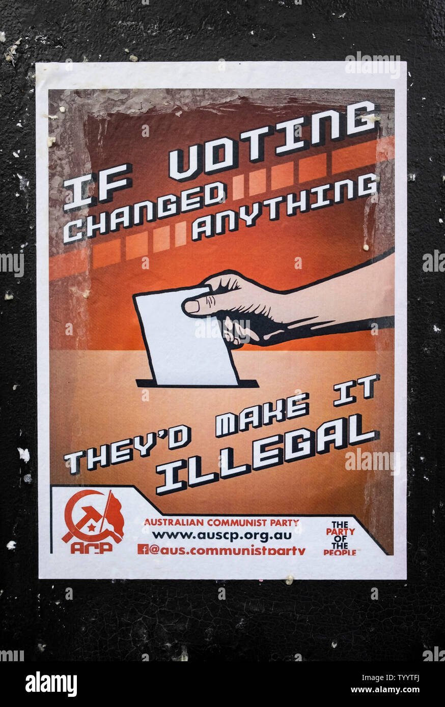 Il Partito comunista di Australia poster che dice "Se il voto cambiato nulla, che hanno avuto modo di rendere illegale" sulla cinta muraria interna a Hobart, in Tasmania Foto Stock
