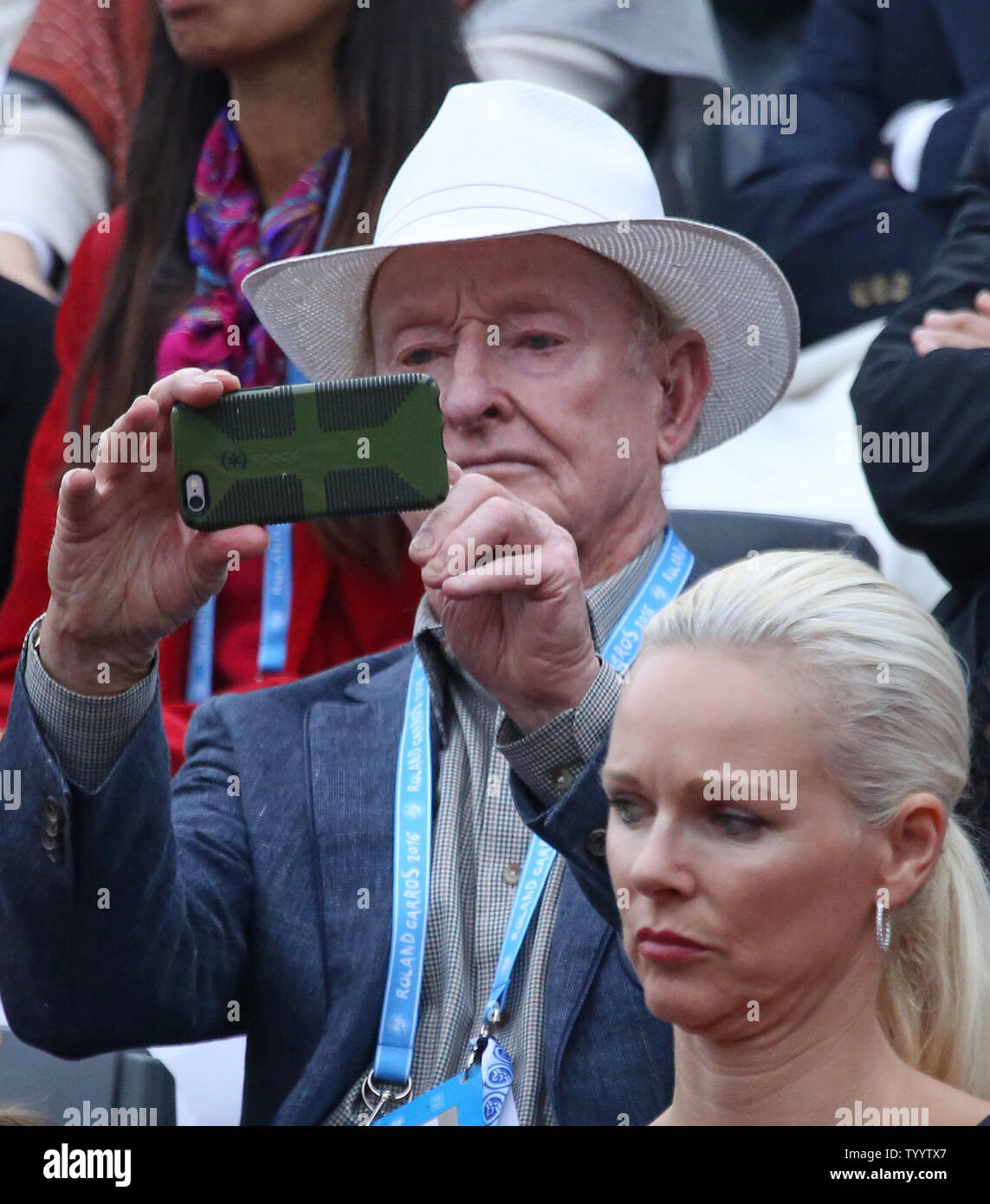 La Rod Laver prende una foto durante il French Open uomini partita finale tra Andy Murray del Regno Unito e Novak Djokovic al Roland Garros di Parigi il 5 giugno 2016. Djokovic sconfitto Murray 3-6, 6-1, 6-2, 6-4 per vincere il suo primo French Open Championship e completare la sua carriera Grand Slam. Foto di David Silpa/UPI Foto Stock