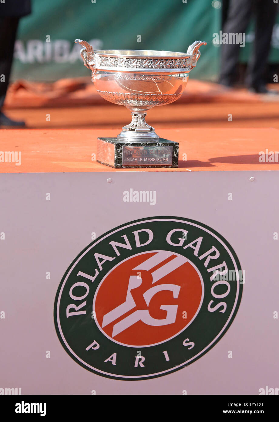 Il campionato trofeo è visibile dopo il French Open uomini partita finale tra Andy Murray del Regno Unito e Novak Djokovic di Serbia a Roland Garros a Parigi il 5 giugno 2016. Djokovic sconfitto Murray 3-6, 6-1, 6-2, 6-4 per vincere il suo primo French Open Championship e completare la sua carriera Grand Slam. Foto di David Silpa/UPI Foto Stock