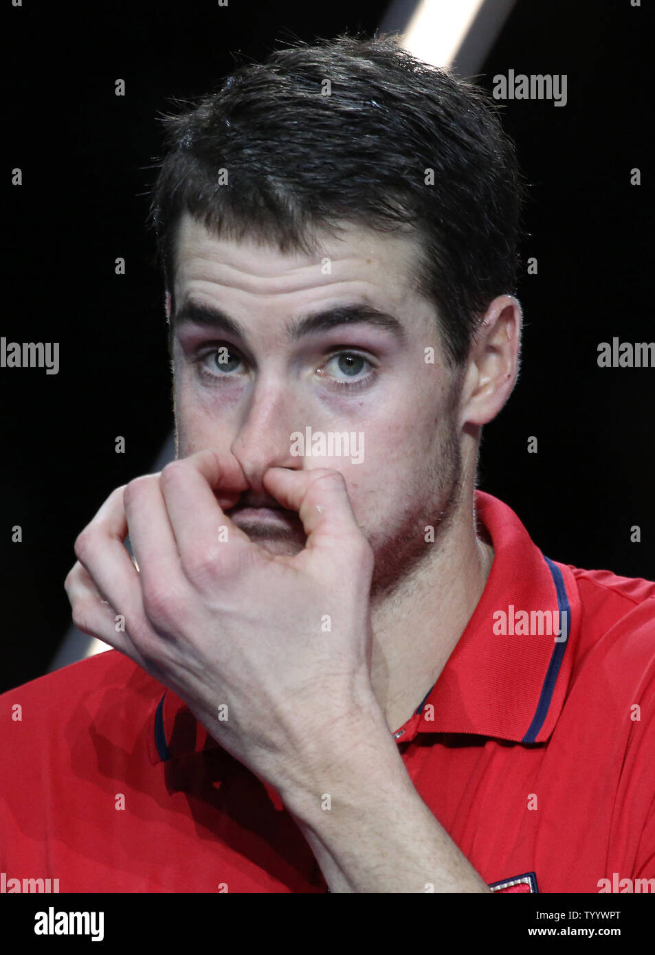 Americano John Isner arriva alla cerimonia di premiazione dopo aver perso il suo finals match contro il britannico Andy Murray al BNP Paribas Masters a Parigi il 6 novembre 2016. Murray sconfitto Isner 6-3, 6-7 (4), 6-4 per vincere il suo primo titolo Masters a Parigi. Foto di David Silpa/UPI Foto Stock