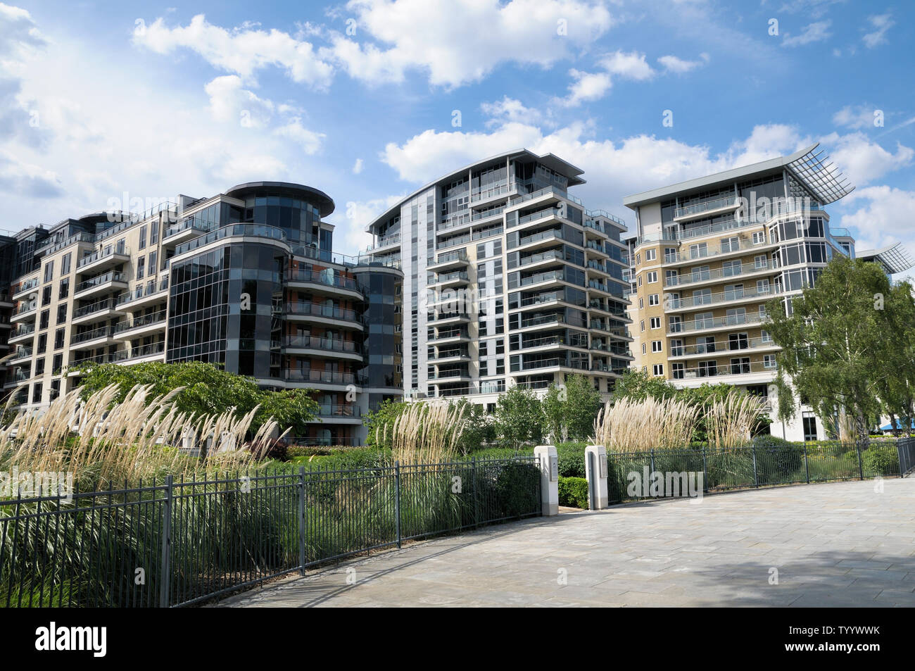 Luxury riverside apartments e parchi giardini sensoriali a Imperial Park, Imperial Wharf, London SW6, Inghilterra, Regno Unito. Foto Stock