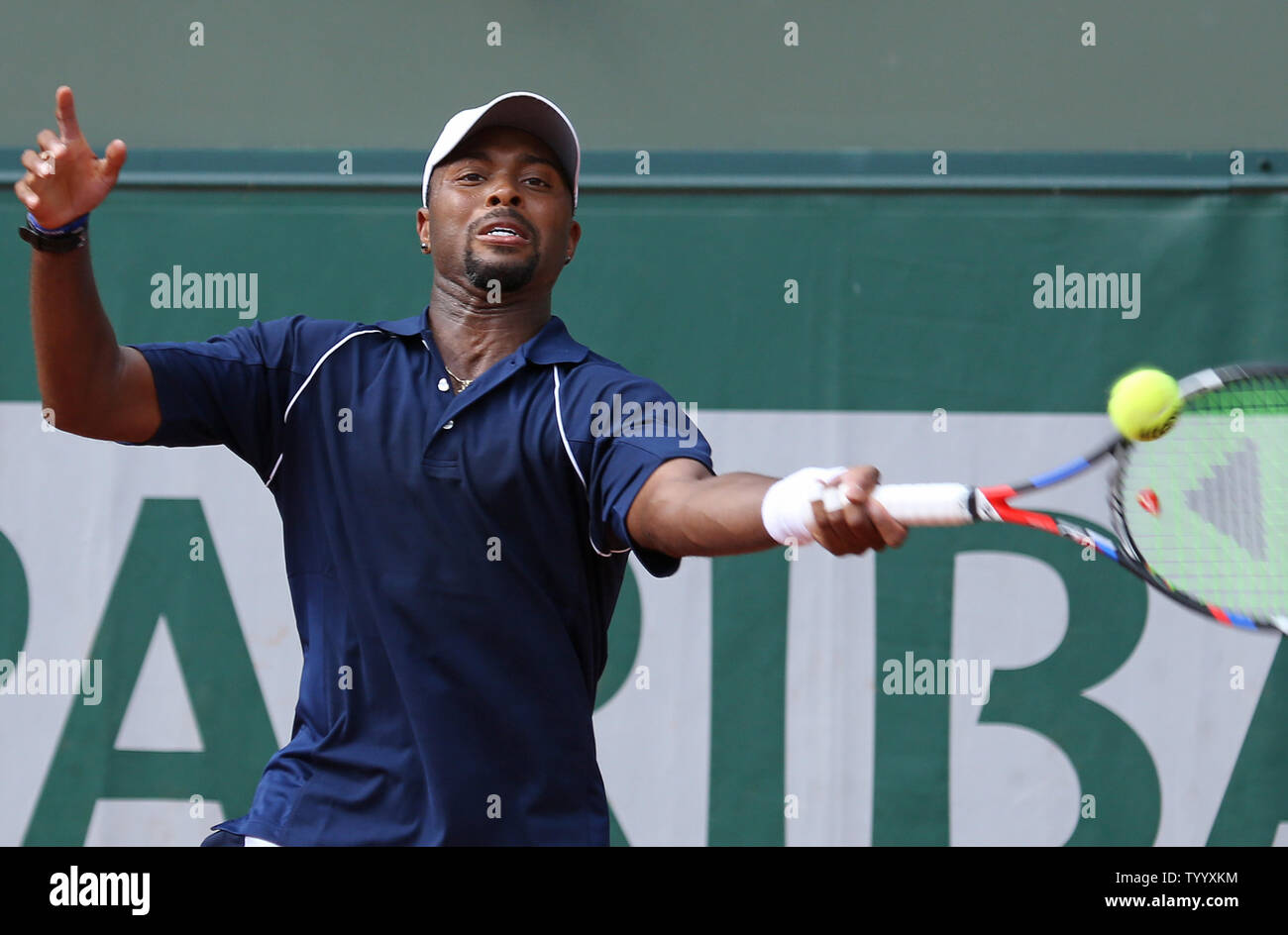 American Donald giovani colpisce un colpo durante il suo French Open uomini match di primo turno contro David Ferrer della Spagna al Roland Garros di Parigi il 29 maggio 2017. Ferrer ha sconfitto i giovani 5-7, 6-3, 4-6, 6-3, 13-11 di anticipo per il secondo round. Foto di David Silpa/UPI Foto Stock