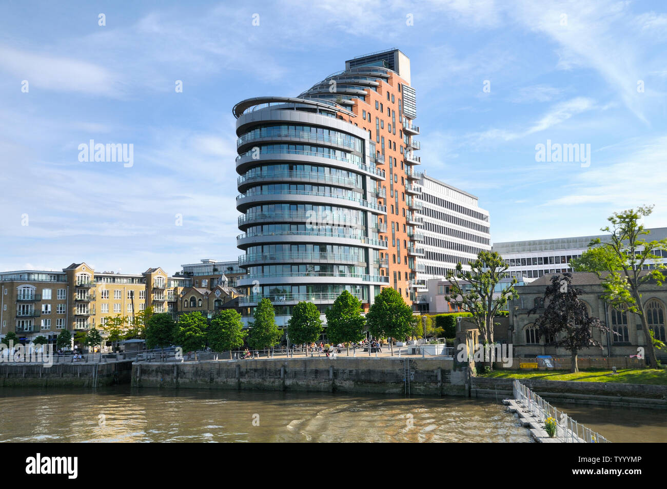 Putney Wharf Tower apartment block (precedentemente noto come Torre di ICL) sul Putney terrapieno, London SW15, Inghilterra, Regno Unito. Architetti: Patel Taylor Foto Stock
