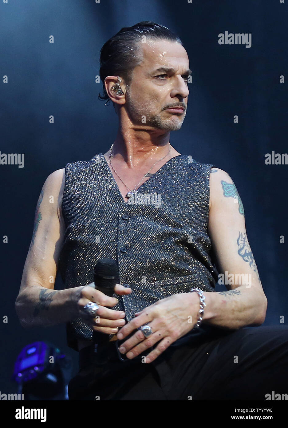 Dave Gahan dei Depeche Mode esegue in concerto allo Stade de France vicino a Parigi il 1 luglio 2017. Foto di David Silpa/UPI Foto Stock