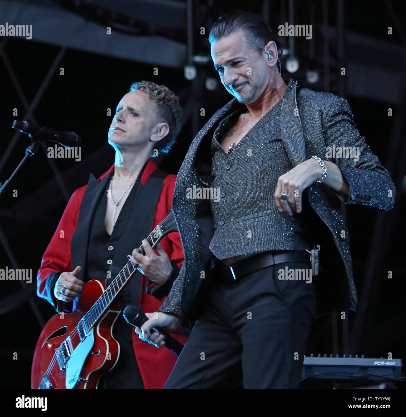 Martin Gore (L) e Dave Gahan dei Depeche Mode concerto allo Stade de France vicino a Parigi il 1 luglio 2017. Foto di David Silpa/UPI Foto Stock