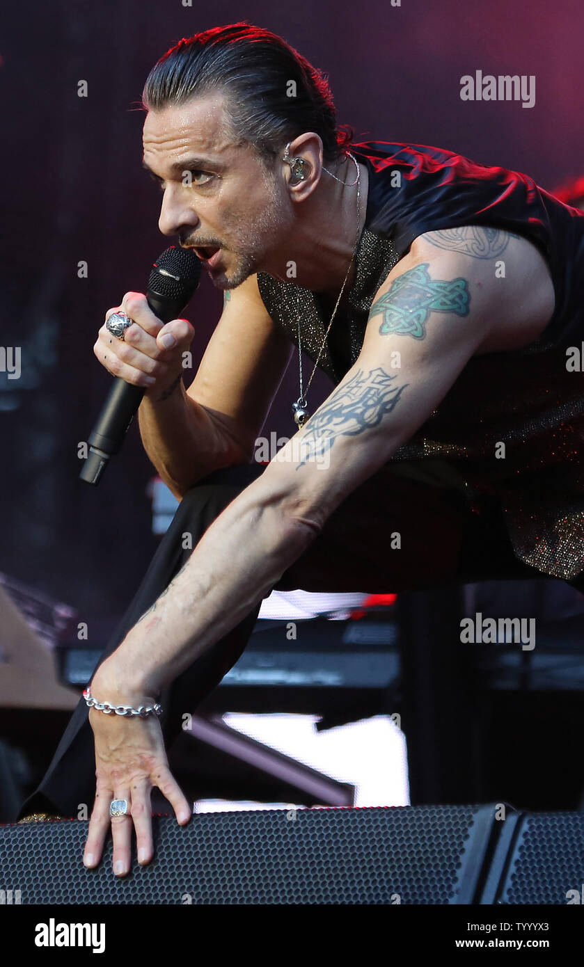 Dave Gahan dei Depeche Mode esegue in concerto allo Stade de France vicino a Parigi il 1 luglio 2017. Foto di David Silpa/UPI Foto Stock