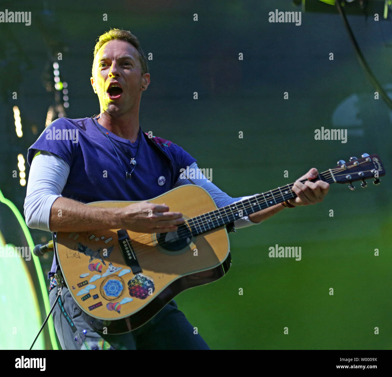 Chris Martin dei Coldplay esegue in concerto allo Stade de France vicino a  Parigi il 15 luglio 2017. Foto di David Silpa/UPI Foto stock - Alamy