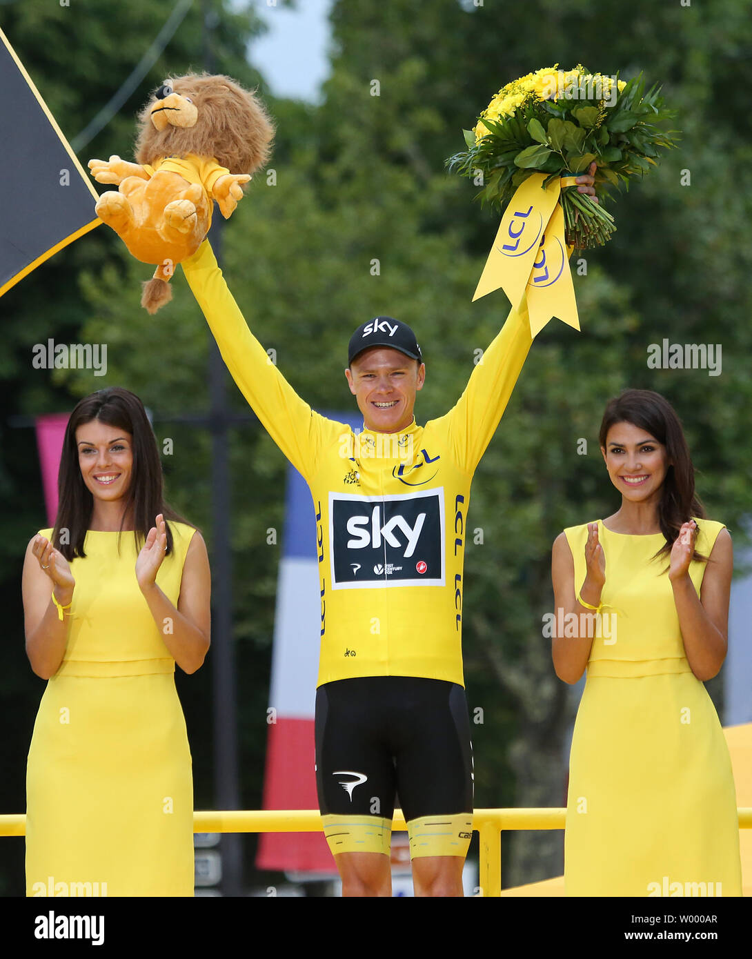 Chris Froome di Gran Bretagna festeggia sul podio presentazioni dopo aver vinto il Tour de France a Parigi il 23 luglio 2017. Froome rivendicato il suo quarto Tour de France la vittoria. Foto di David Silpa/UPI Foto Stock